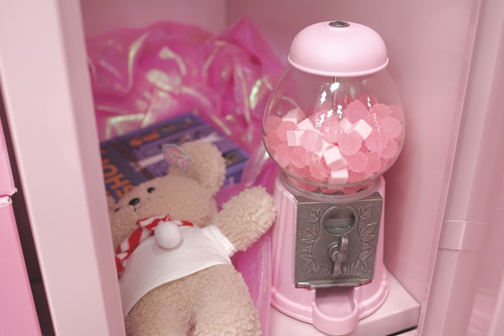 brinquedo de pelúcia de urso rosa e branco