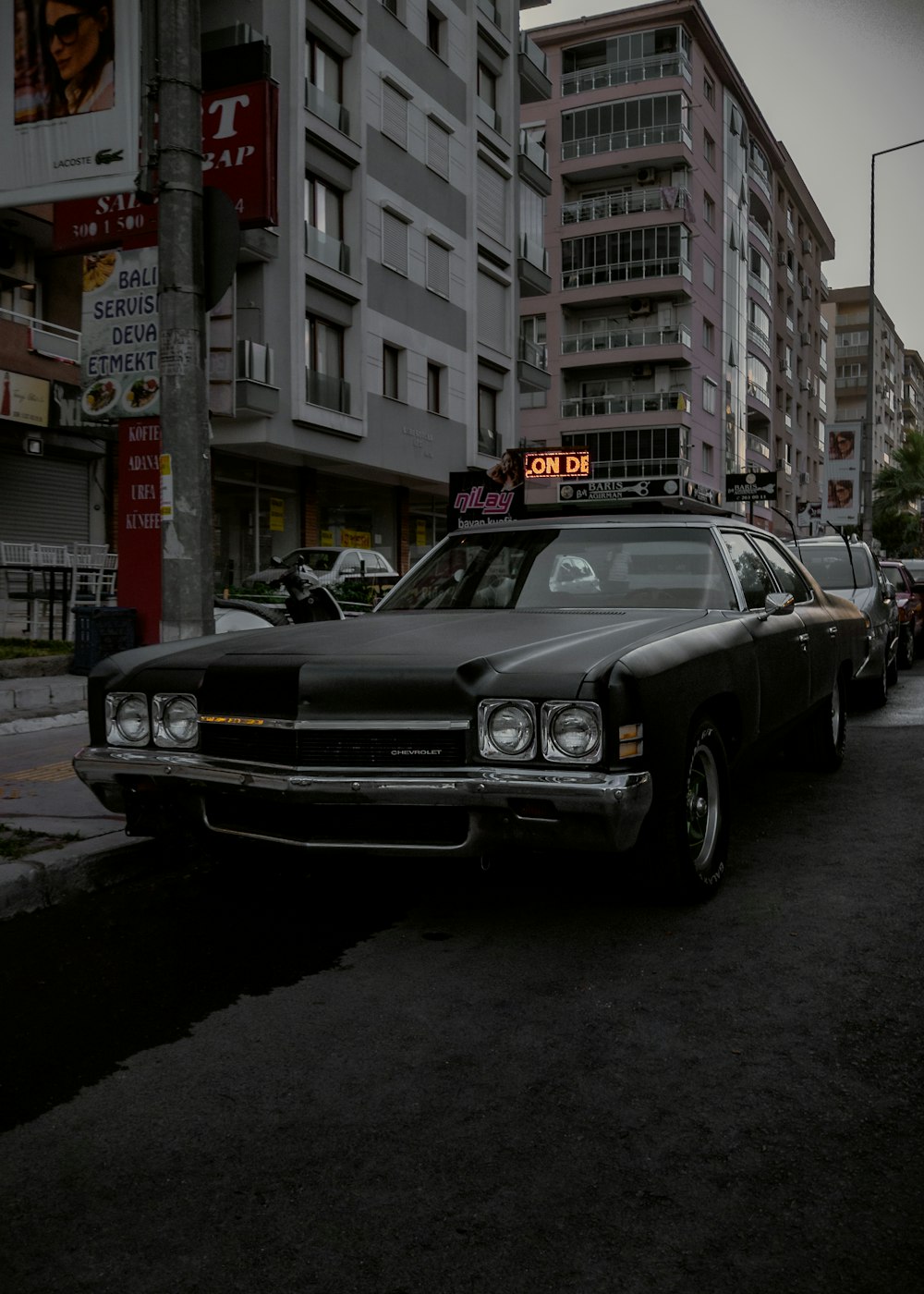 昼間の道路上の黒いクーペ