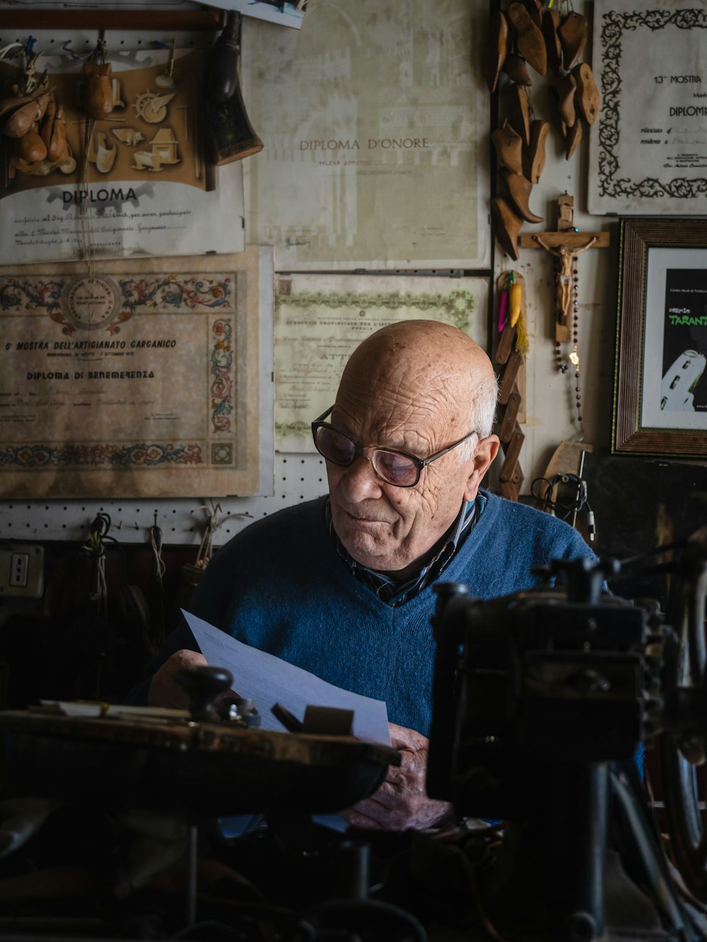 Homme en chemise bleue à col rond portant des lunettes à monture noire