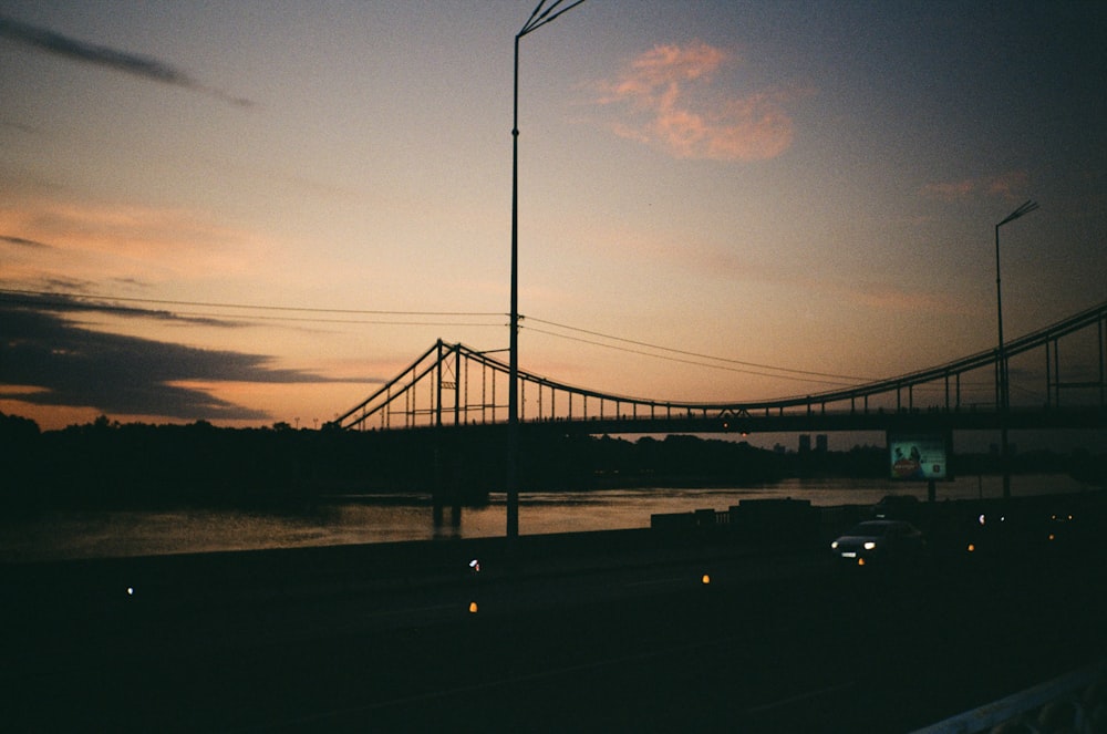 夕暮れ時の橋のシルエット