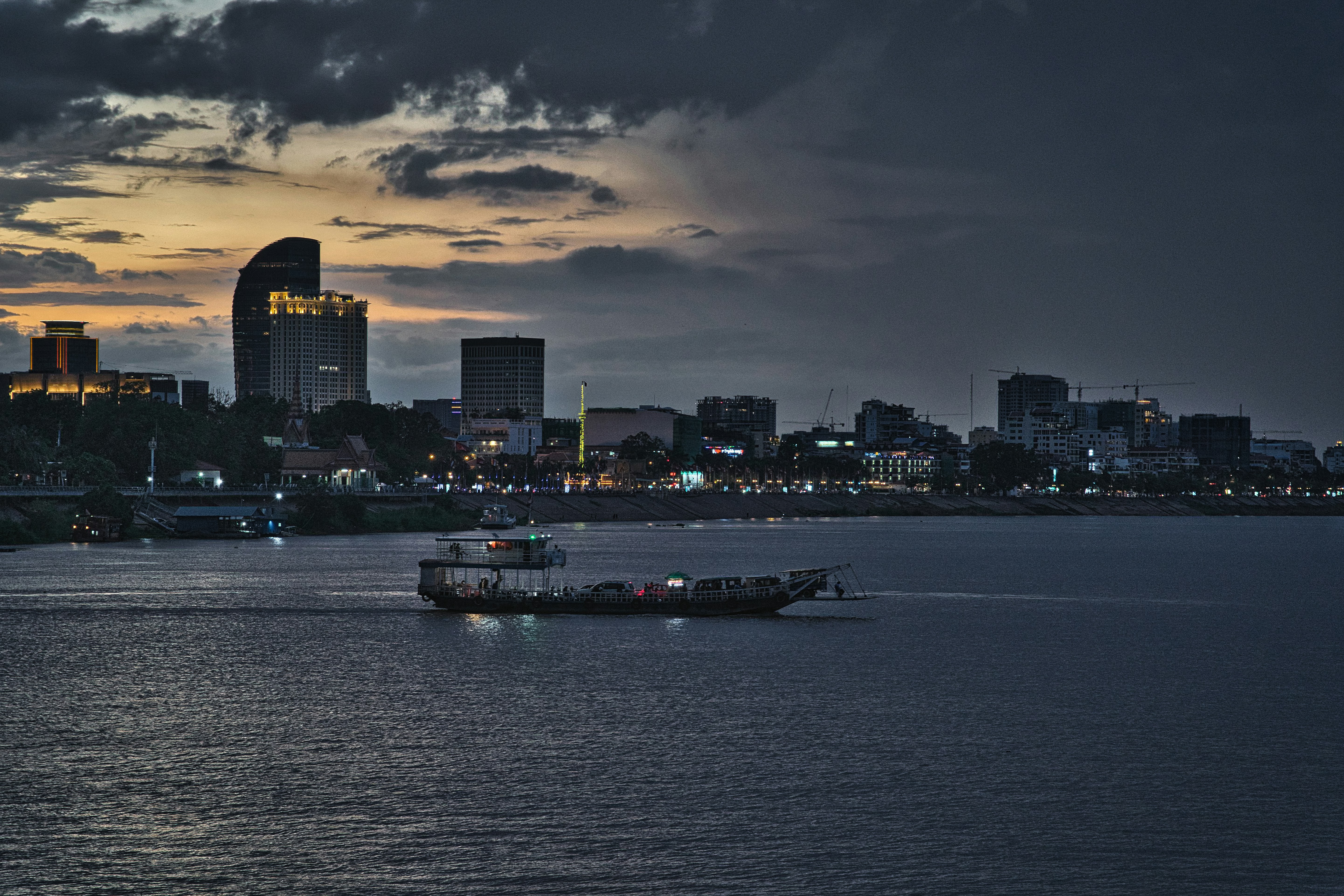 The boat leaving the jetty at Koh Pich