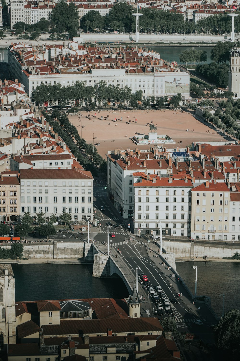 Vue aérienne des bâtiments de la ville pendant la journée