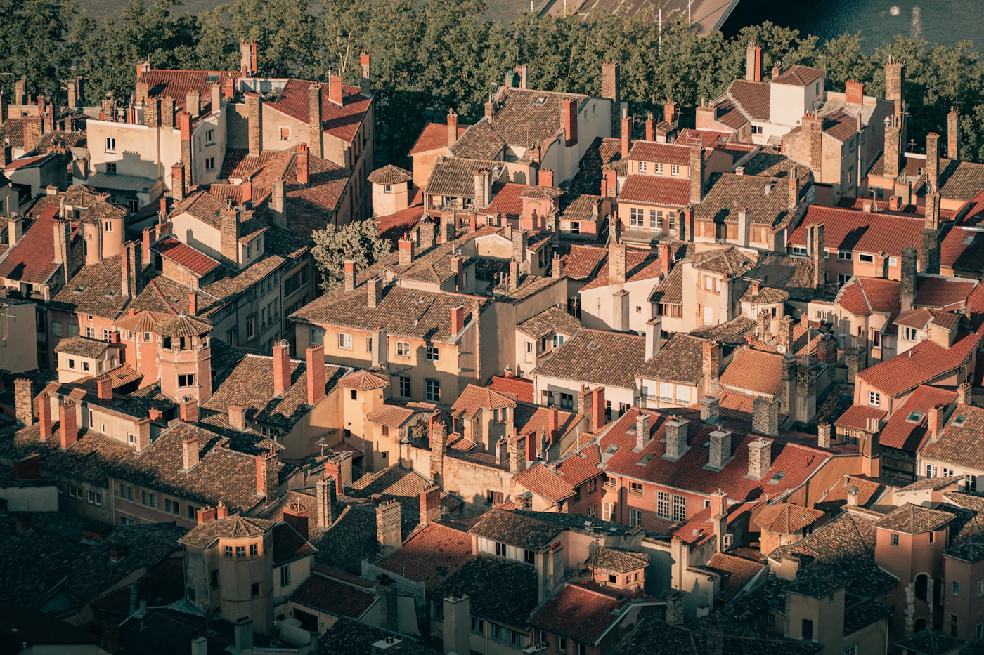 Die Altstadt von Lyon mit der Basilika Notre-Dame de Fourvière über den Dächern
