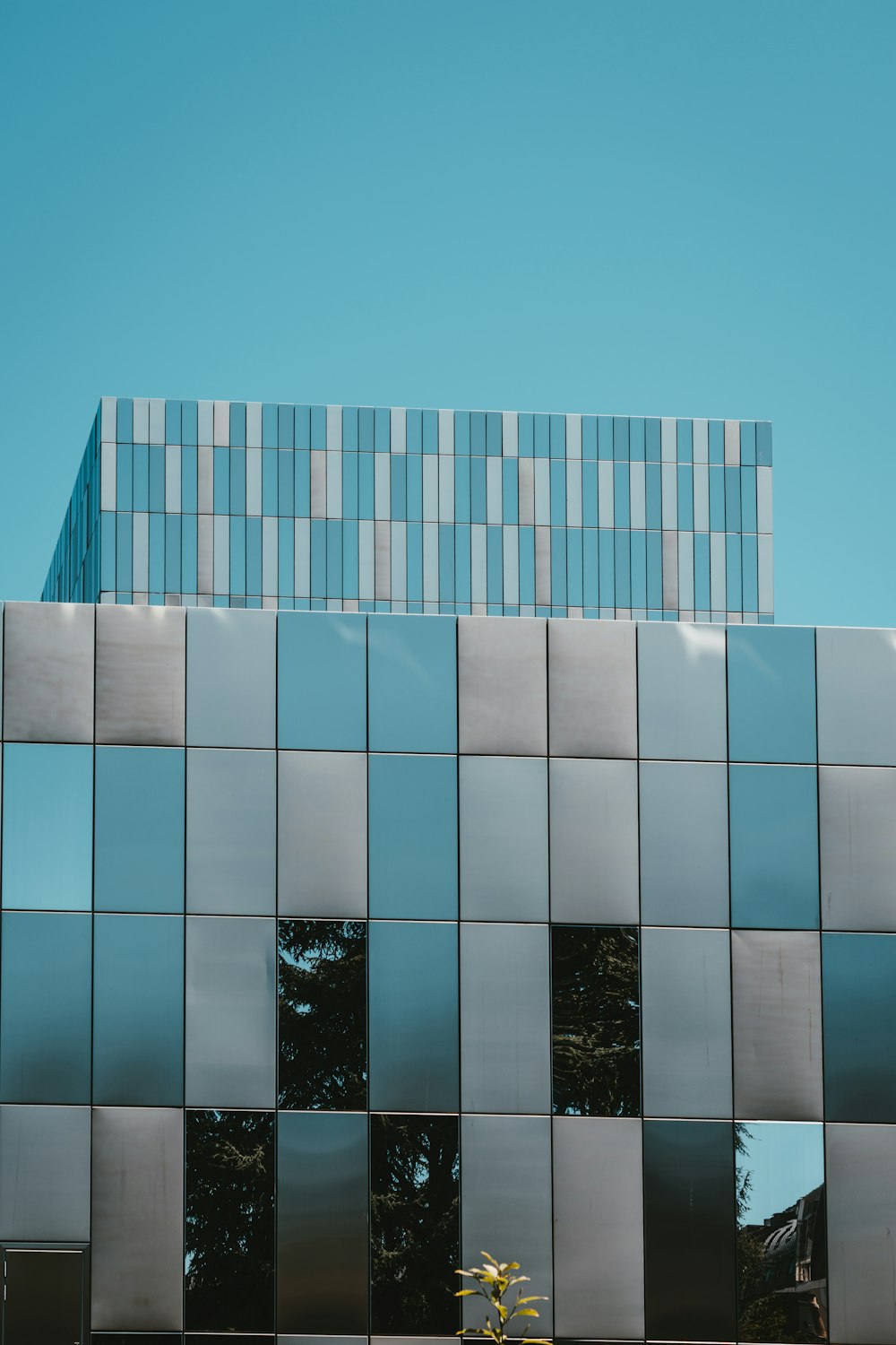 Weiß-blaues Gebäude unter blauem Himmel