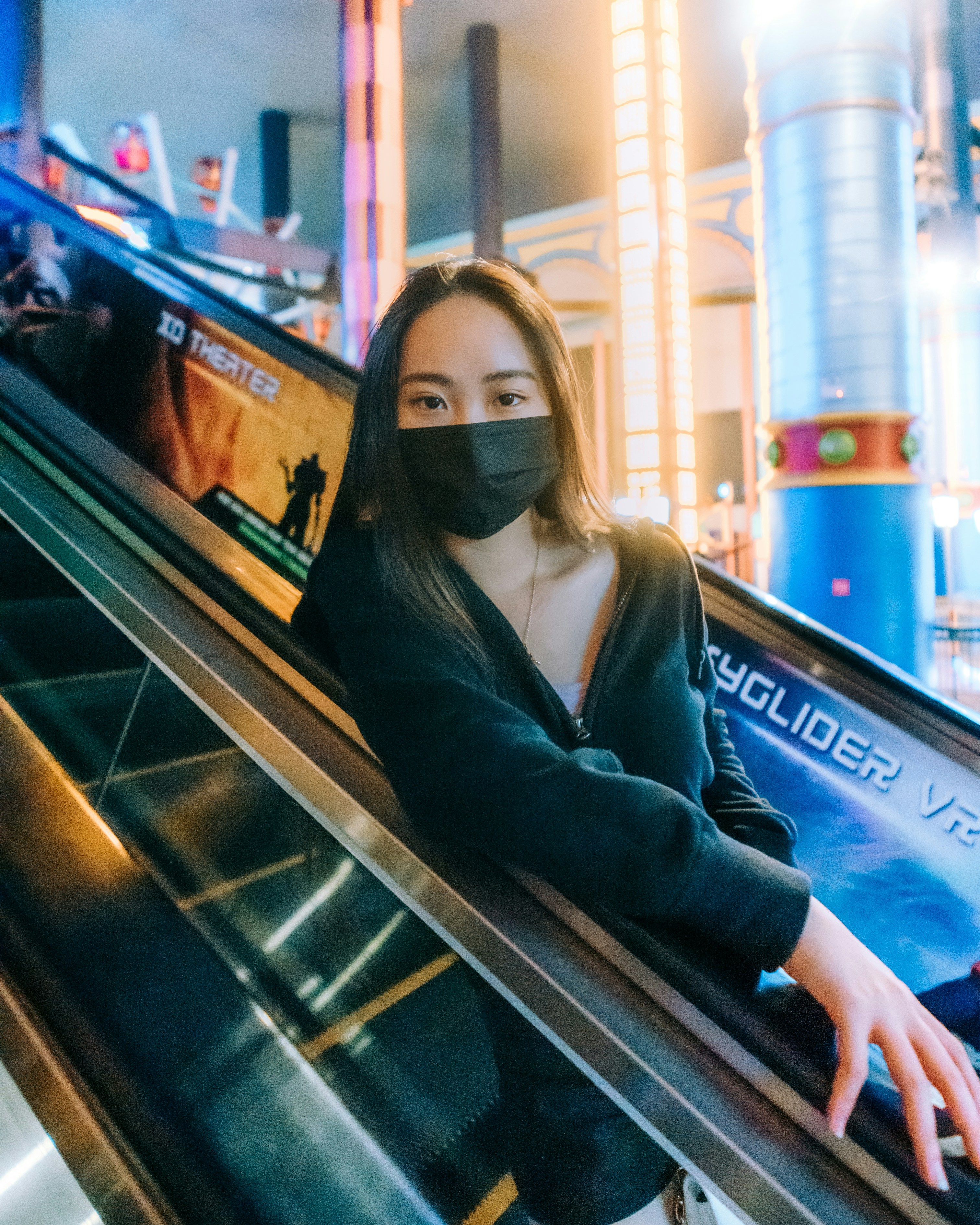 エスカレーターに座っている黒い革のジャケットの女性の写真 Unsplashで見つける人間の無料写真
