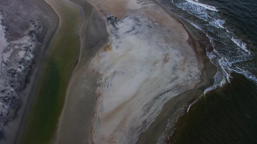 weißer und brauner Sandstrand