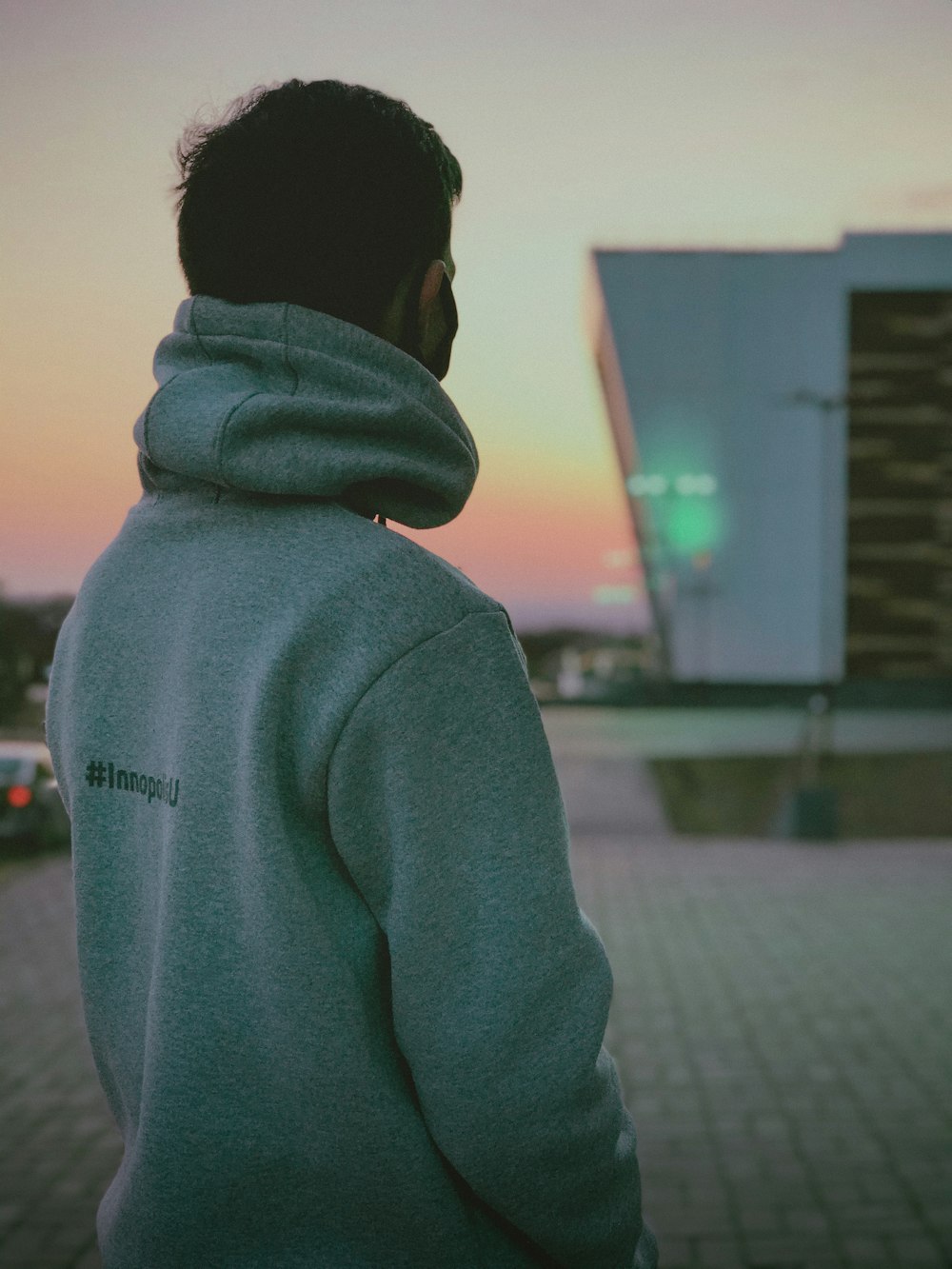 homme en sweat à capuche gris debout