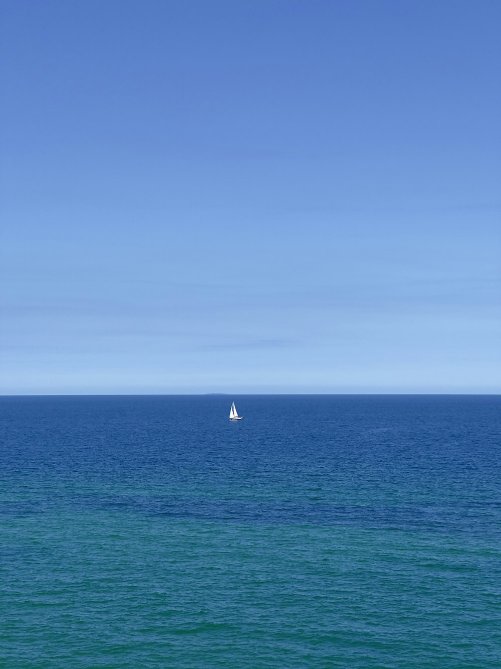 velero blanco en el mar azul bajo el cielo azul durante el día