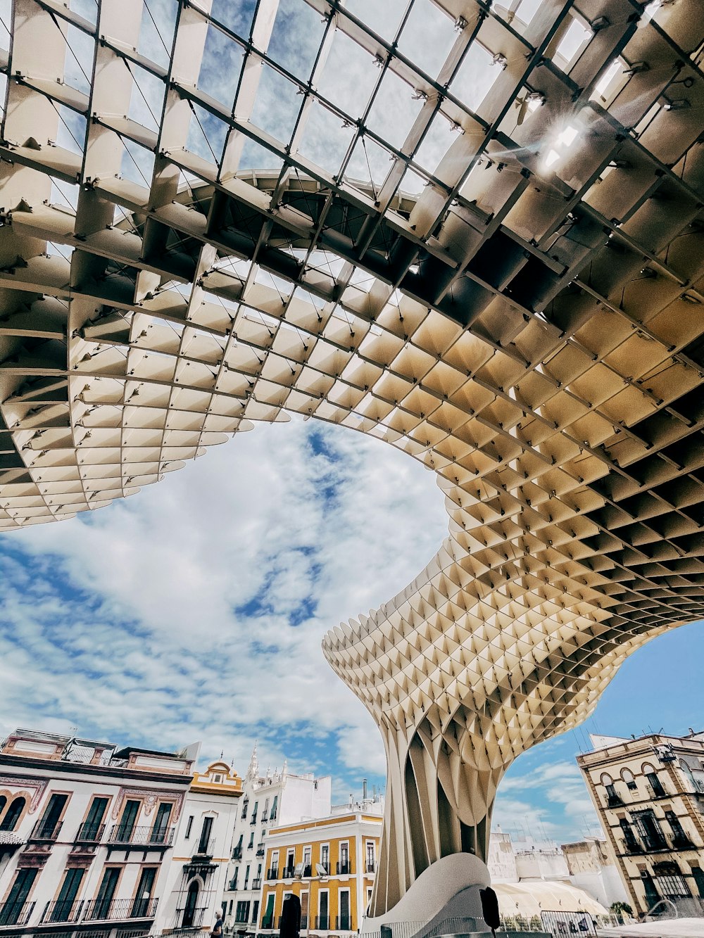 edifício de concreto branco sob o céu azul durante o dia