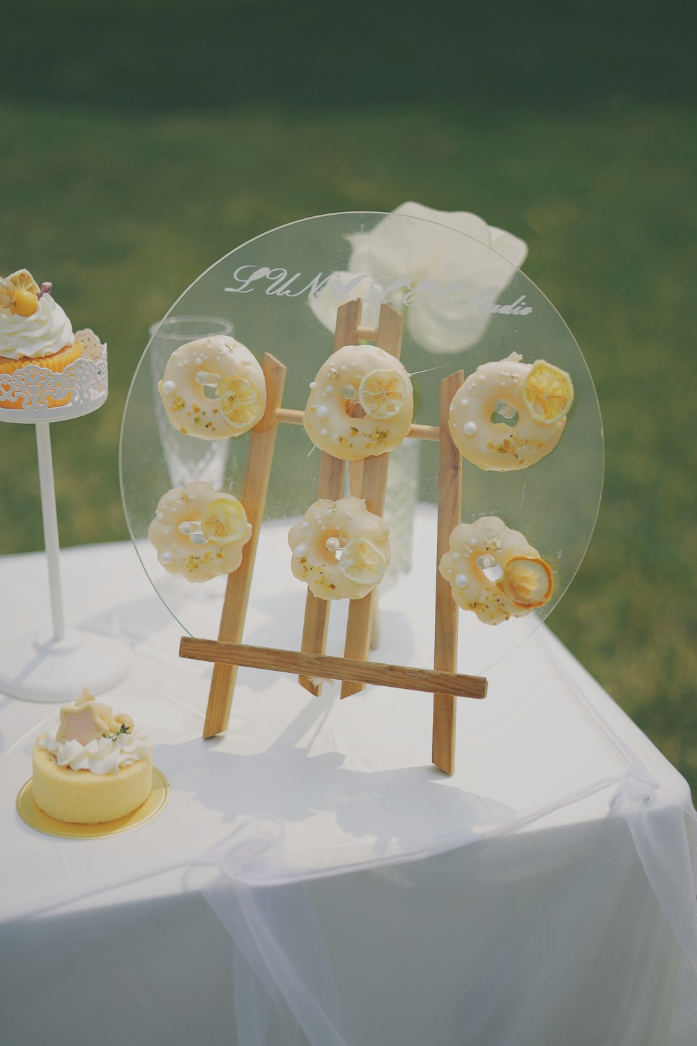 white and gold cake stand