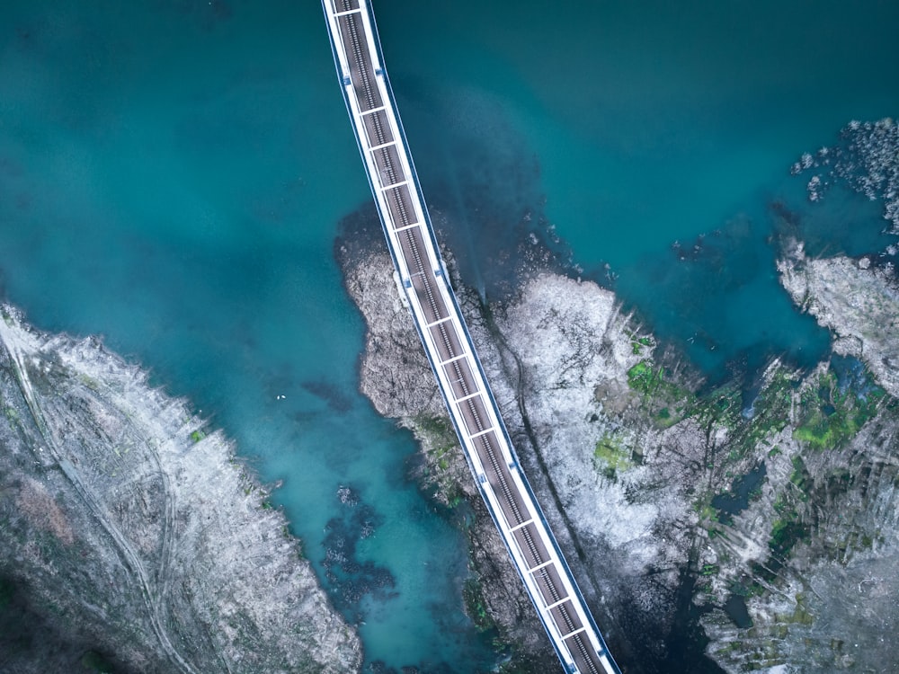 Luftaufnahme der Brücke auf einem Gewässer tagsüber