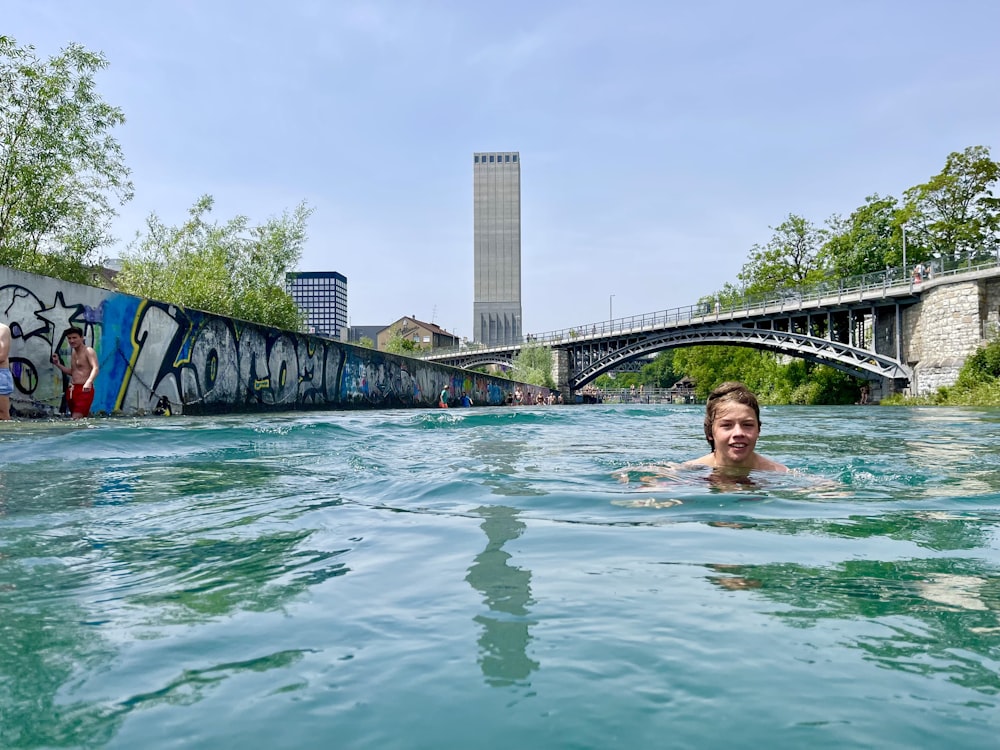 mulher na piscina perto da ponte durante o dia