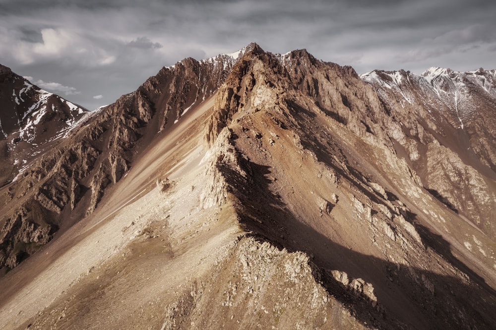 Brauner Rocky Mountain tagsüber unter blauem Himmel