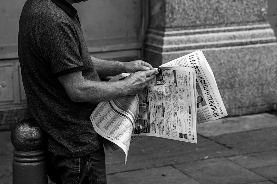 Persona leyendo un periódico para contrastar información