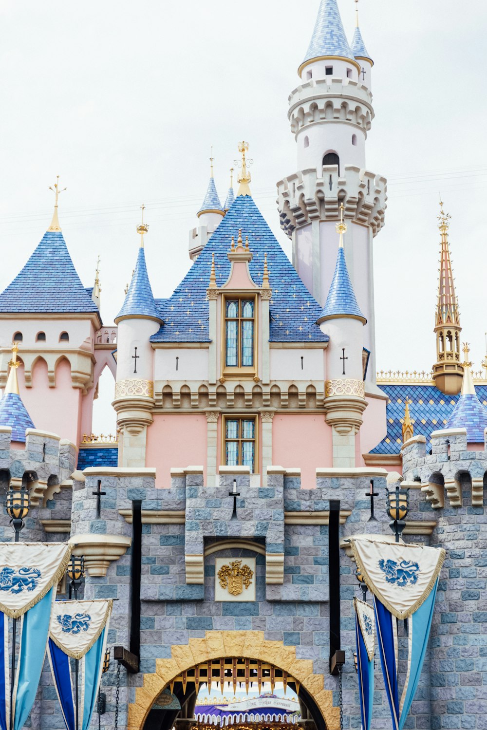 Château en béton gris et bleu