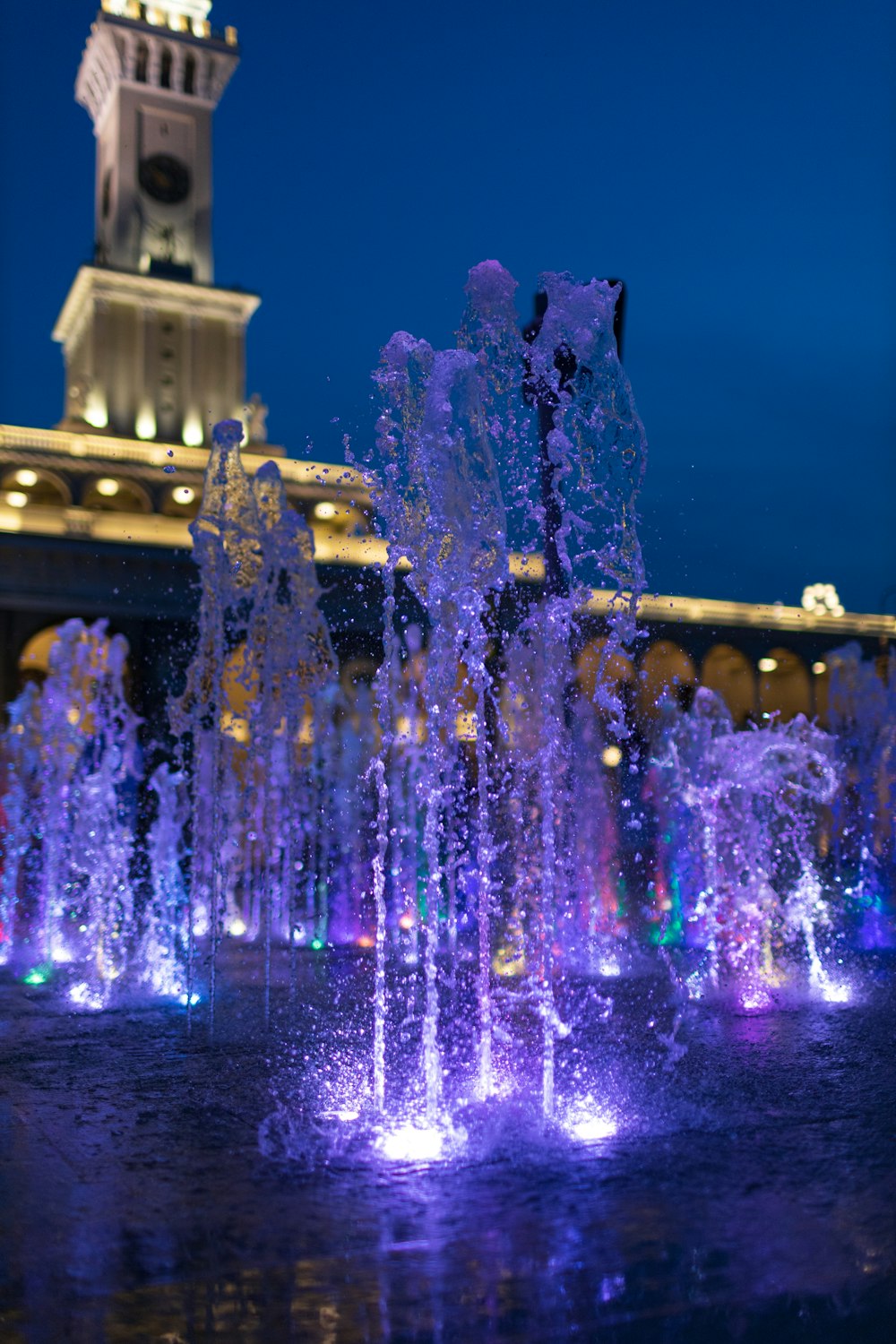 Wasserfontäne mit eingeschaltetem Licht während der Nacht