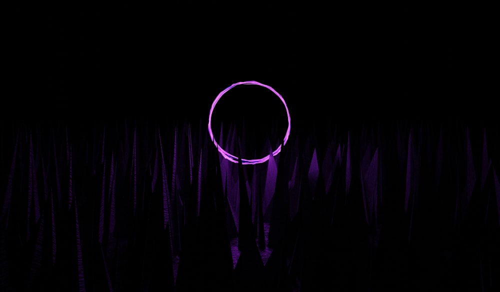 luz púrpura en habitación oscura