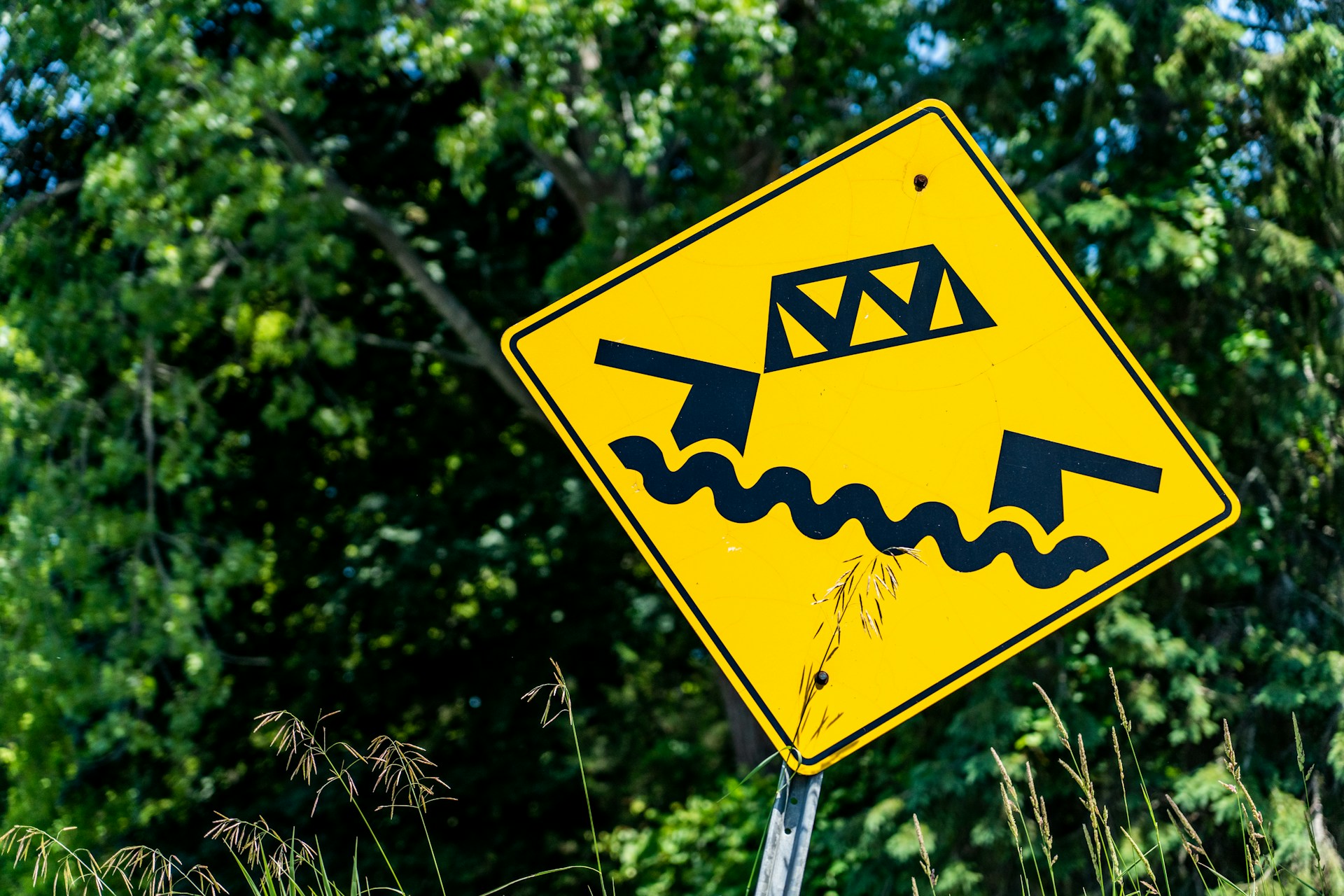 yellow and black arrow sign