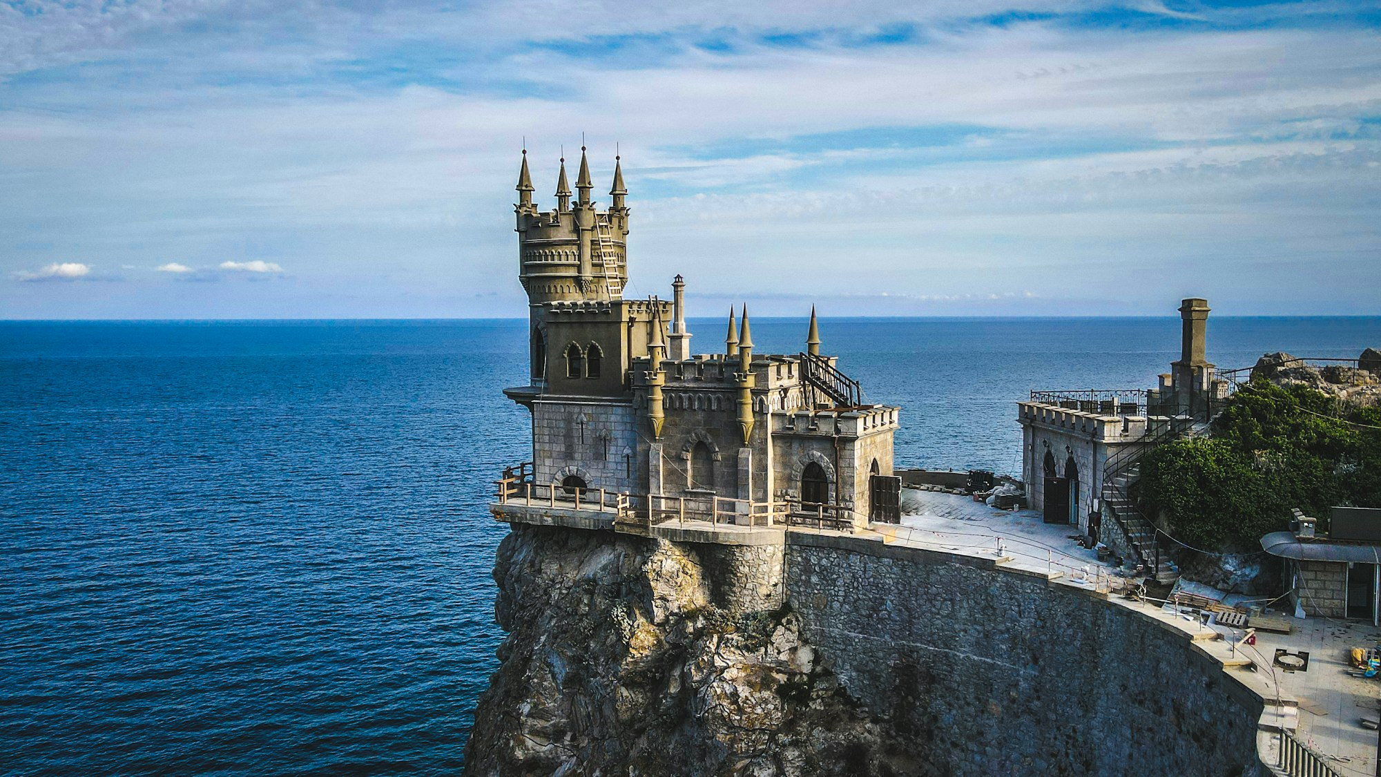 Российские туристы массово скупают туры в Крым на лето 2024 года: почему так происходит?