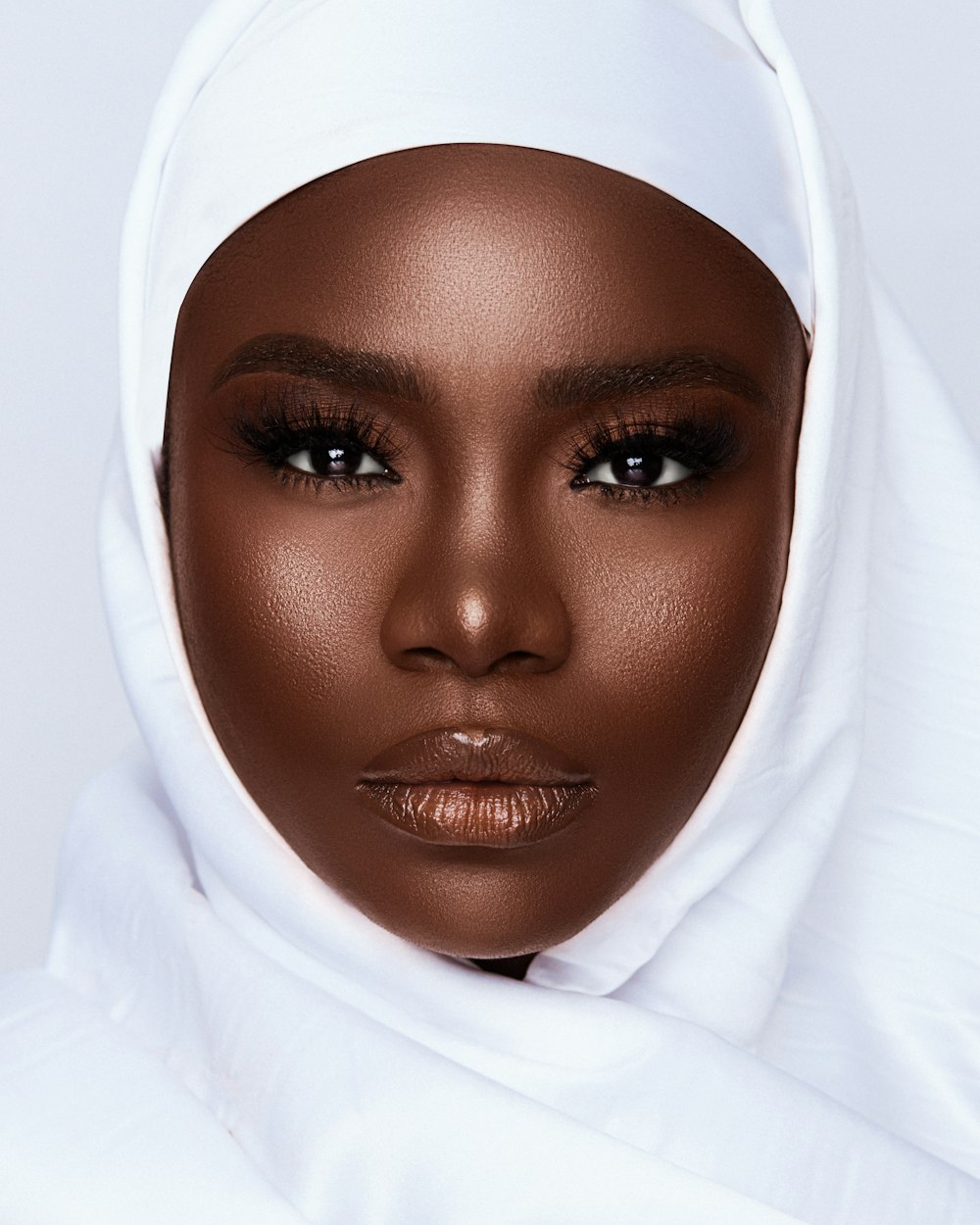 Donna in hijab bianco che scatta selfie