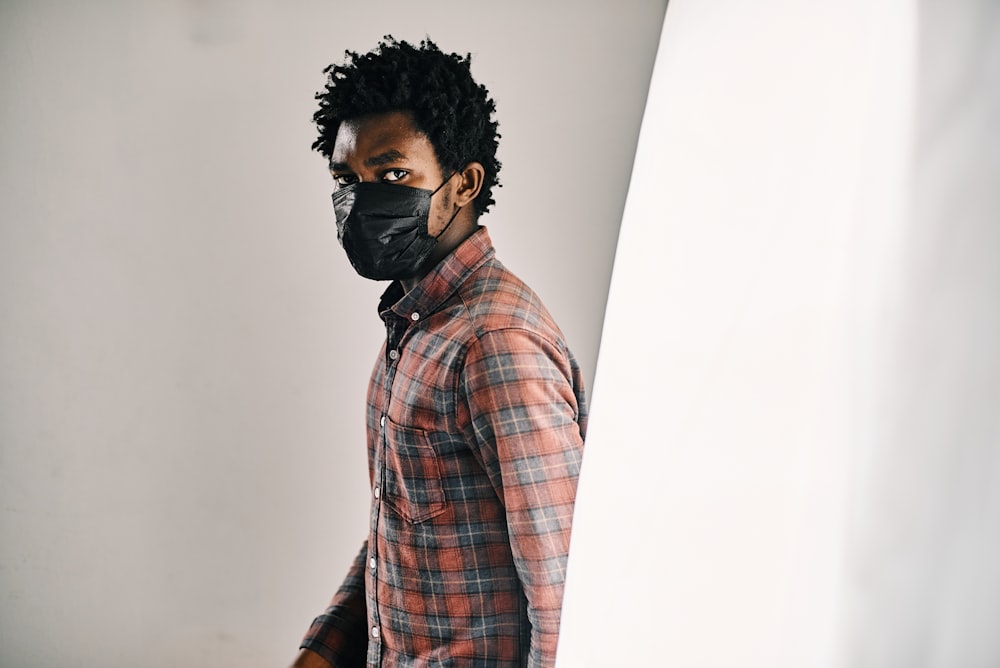 Hombre con camisa de vestir a cuadros marrón y negro con gafas negras