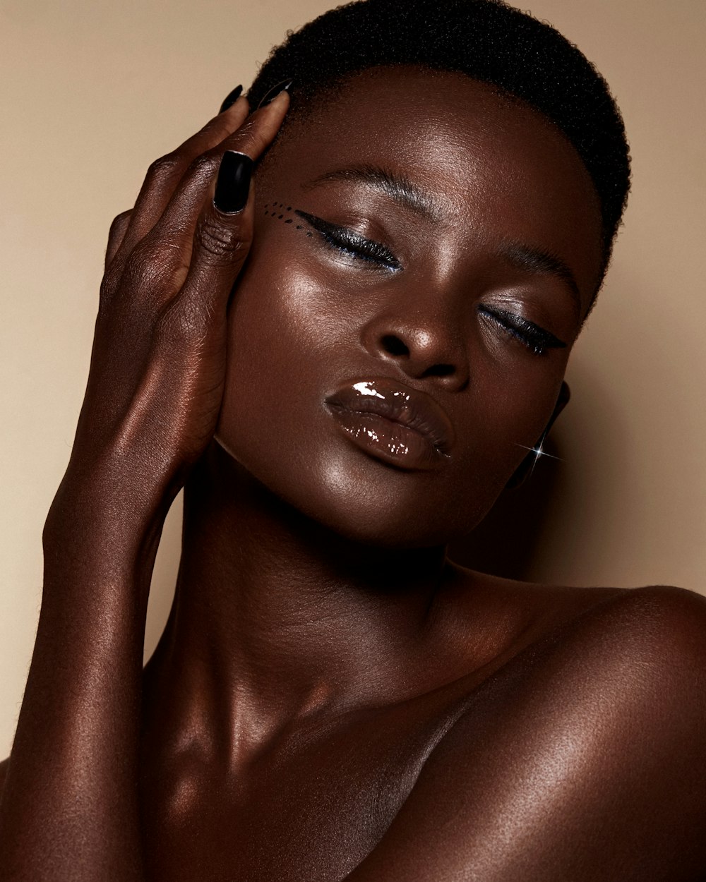 Mujer de pelo negro y ojos marrones