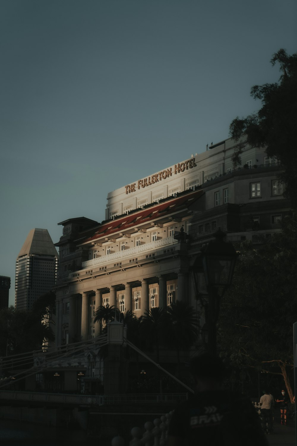 Edificio de hormigón blanco y rojo durante la noche