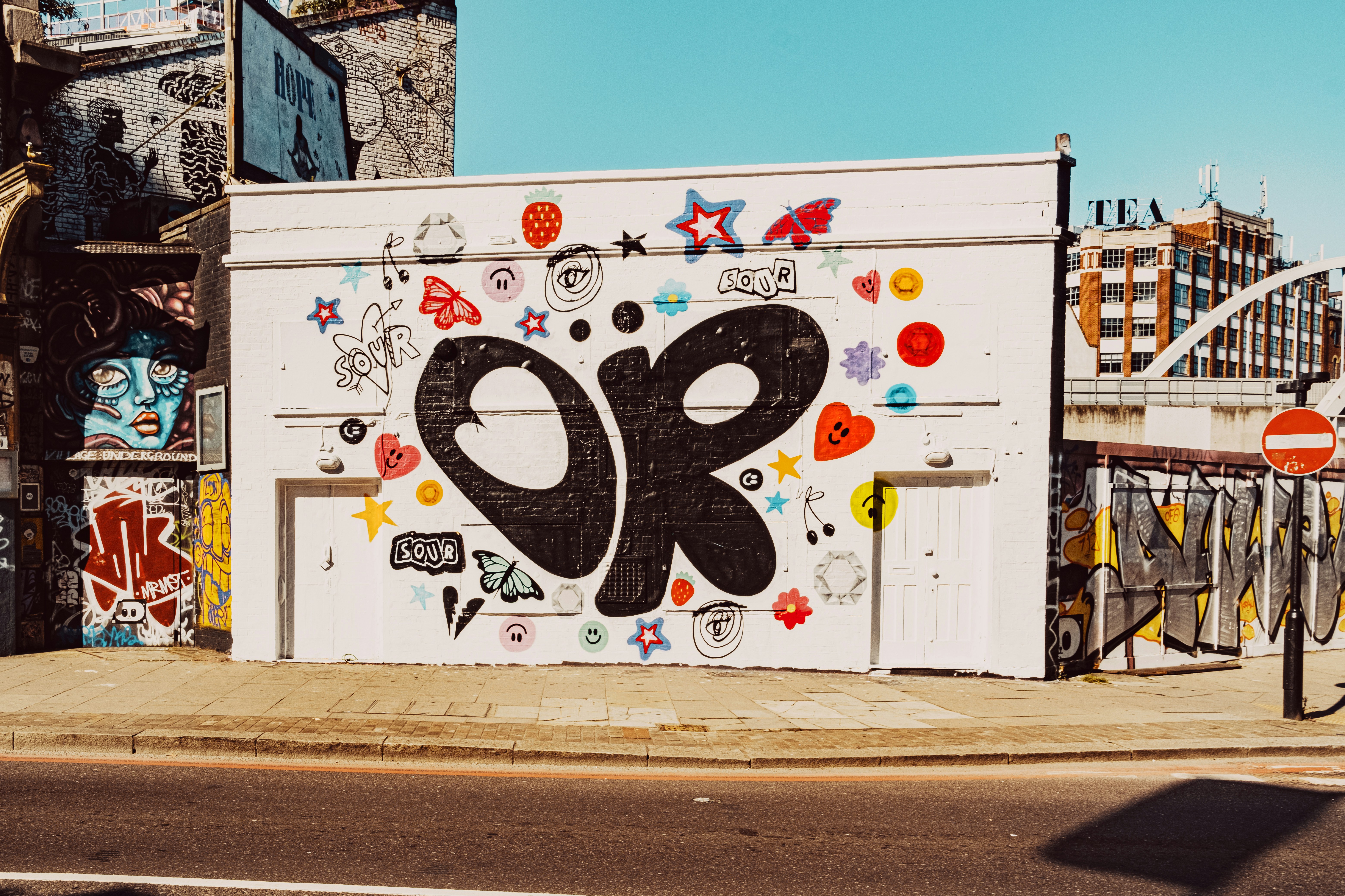 Arte mural blanco y negro de Mickey Mouse foto – Imagen de Londres gratuita  en Unsplash, image size:3000x2000