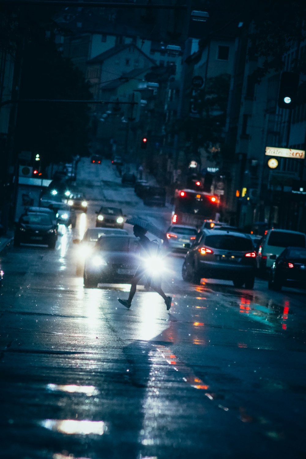 夜間の道路を走る車