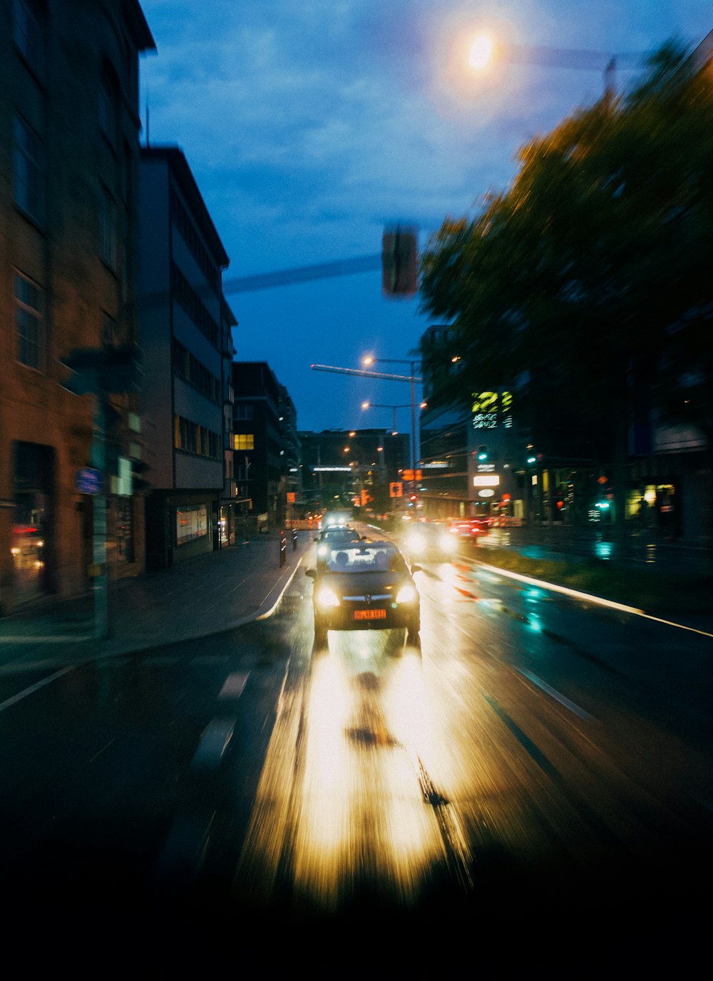 Autos auf der Straße während der Nachtzeit