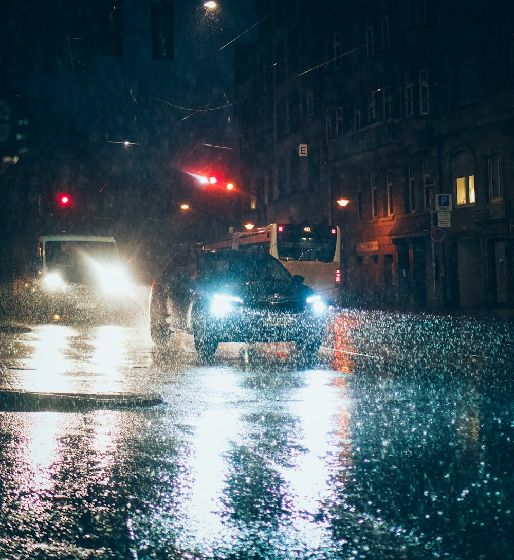 夜間の濡れた路面の水滴
