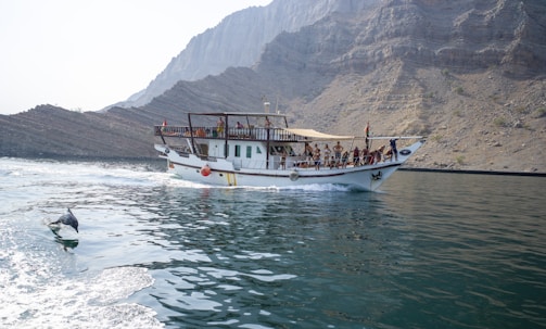 A group of travelers enjoying a guided marine excursion in Virú.