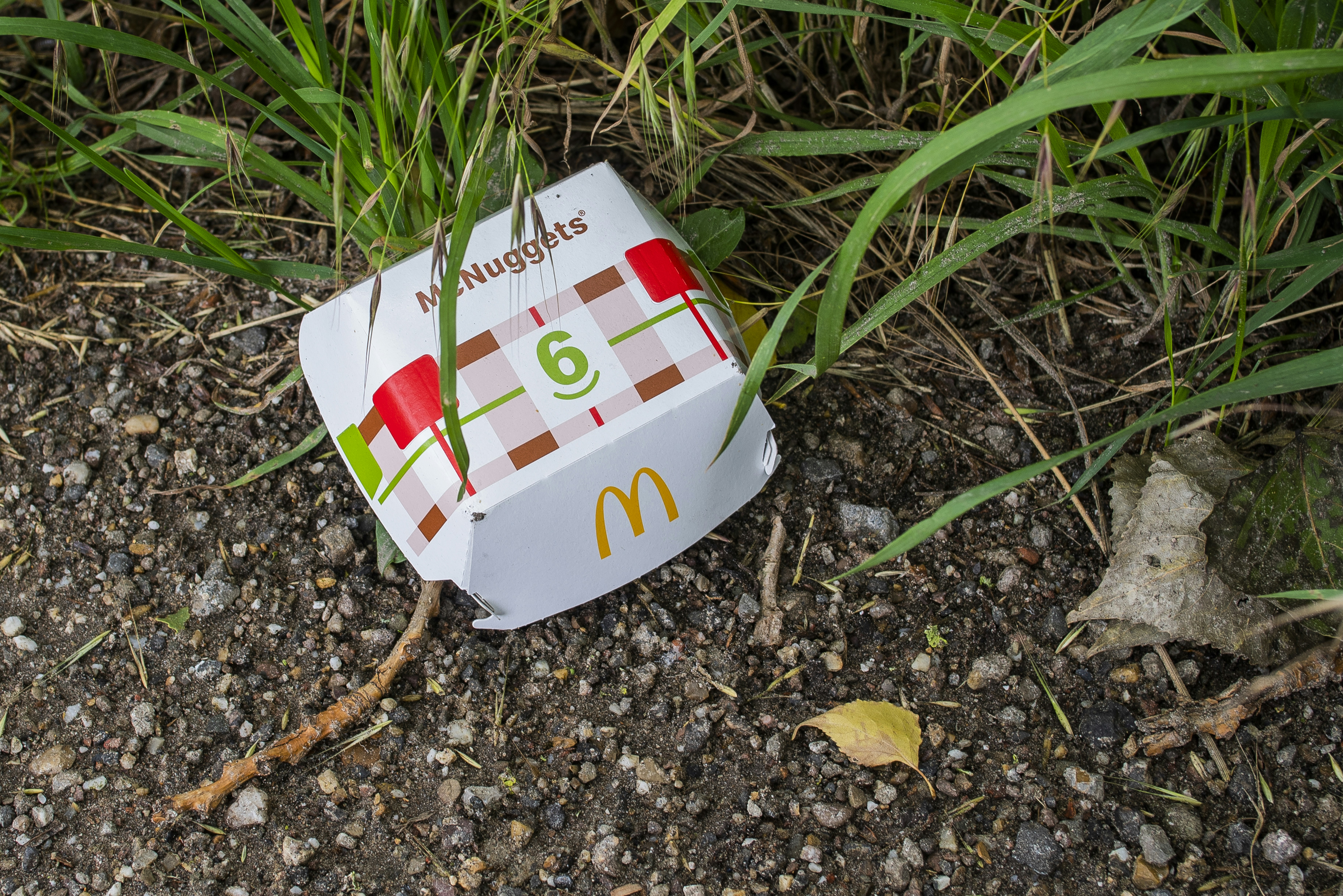 Une boîte McDonald’s posée par terre dans l’herbe