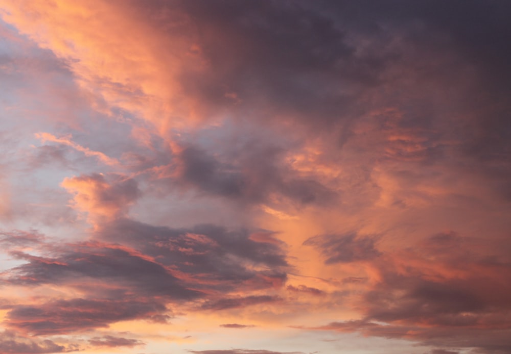 blau-weißer bewölkter Himmel tagsüber