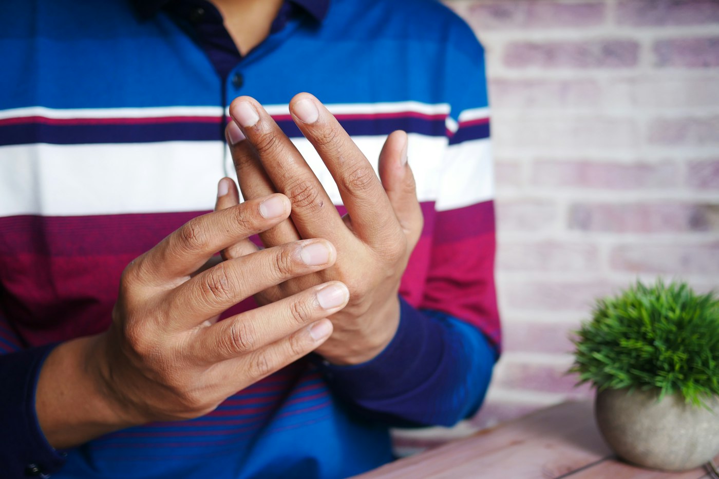 Auch Hand- und Armgelenke können bei Gicht betroffen sein – die Diagnose sollte beim ersten Anfall ärztlich gesichert werden