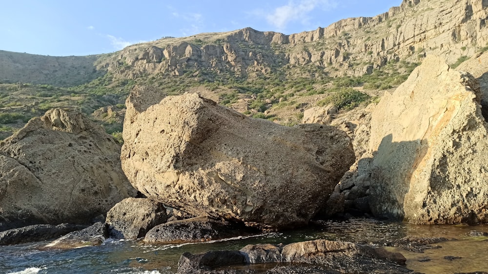 Formation rocheuse brune près du plan d’eau pendant la journée