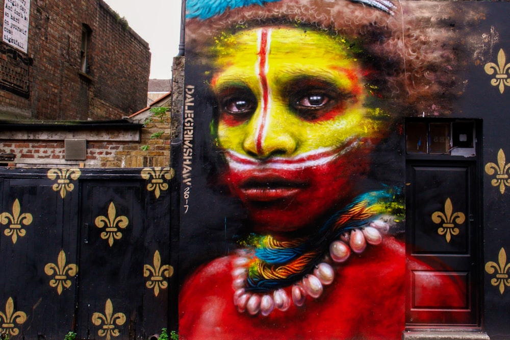 Mujer con pintura de vestido rojo