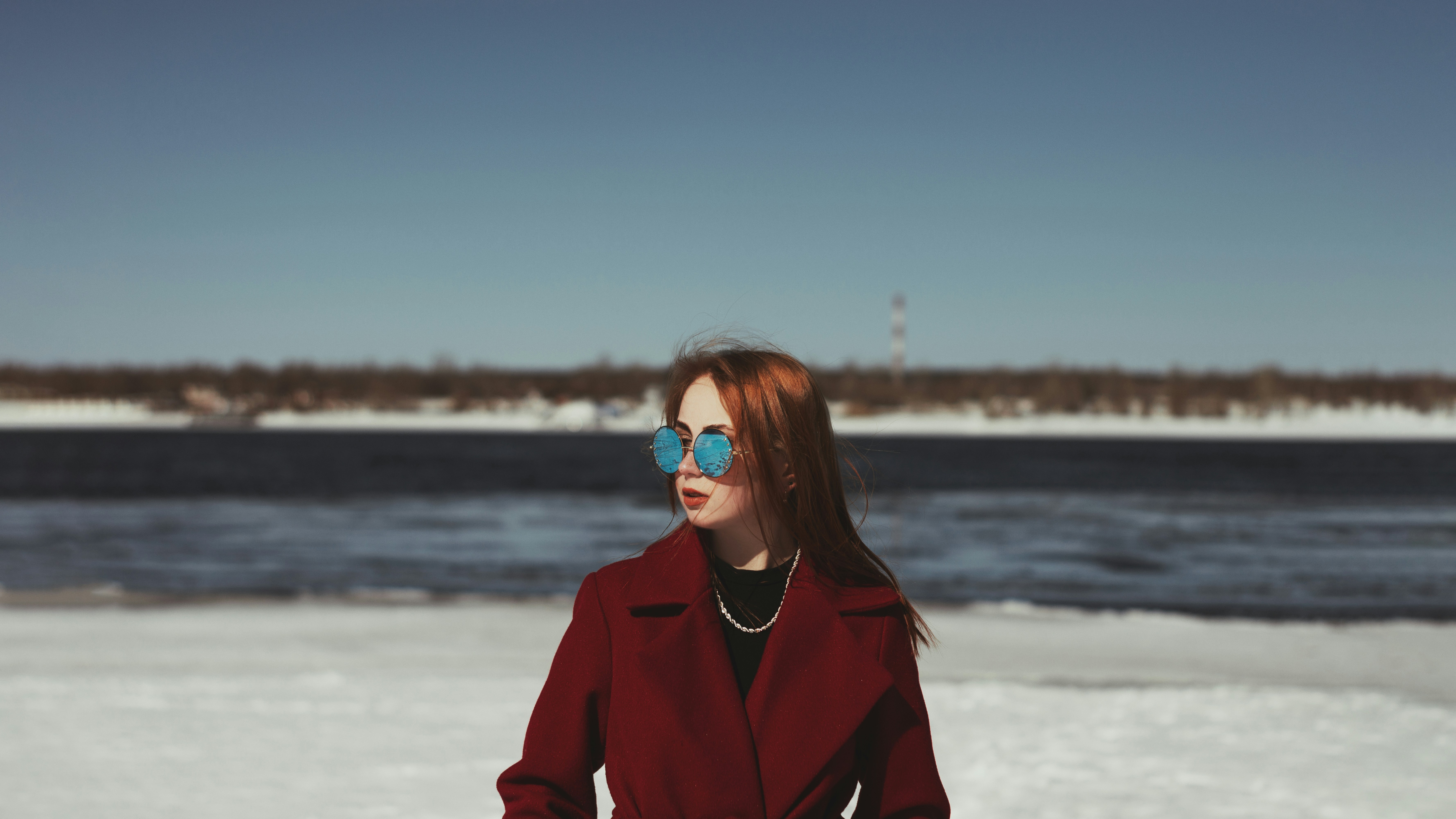 Una mujer con un abrigo rojo está parada en la nieve foto – Imagen de ...