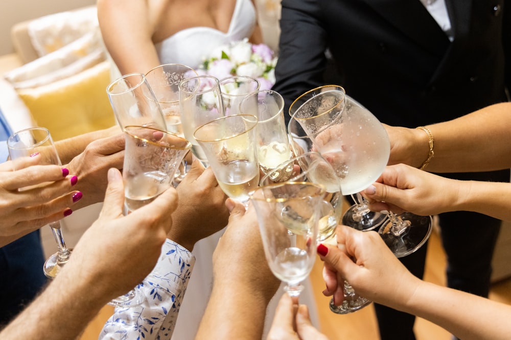 透明なワイン グラスを保持している白いウェディング ドレスの女性