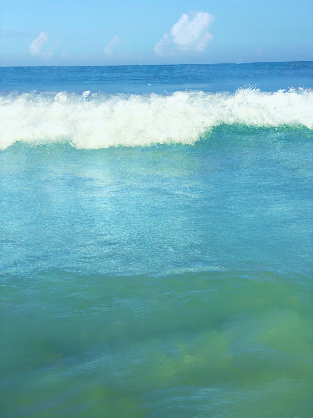 ocean waves on shore during daytime