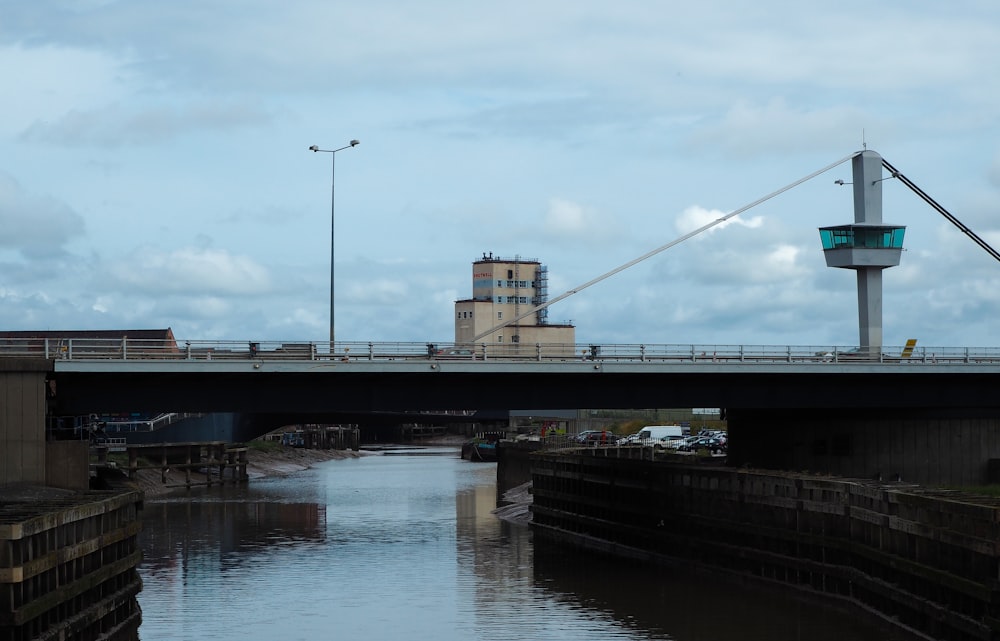 Weiße und braune Brücke über den Fluss tagsüber