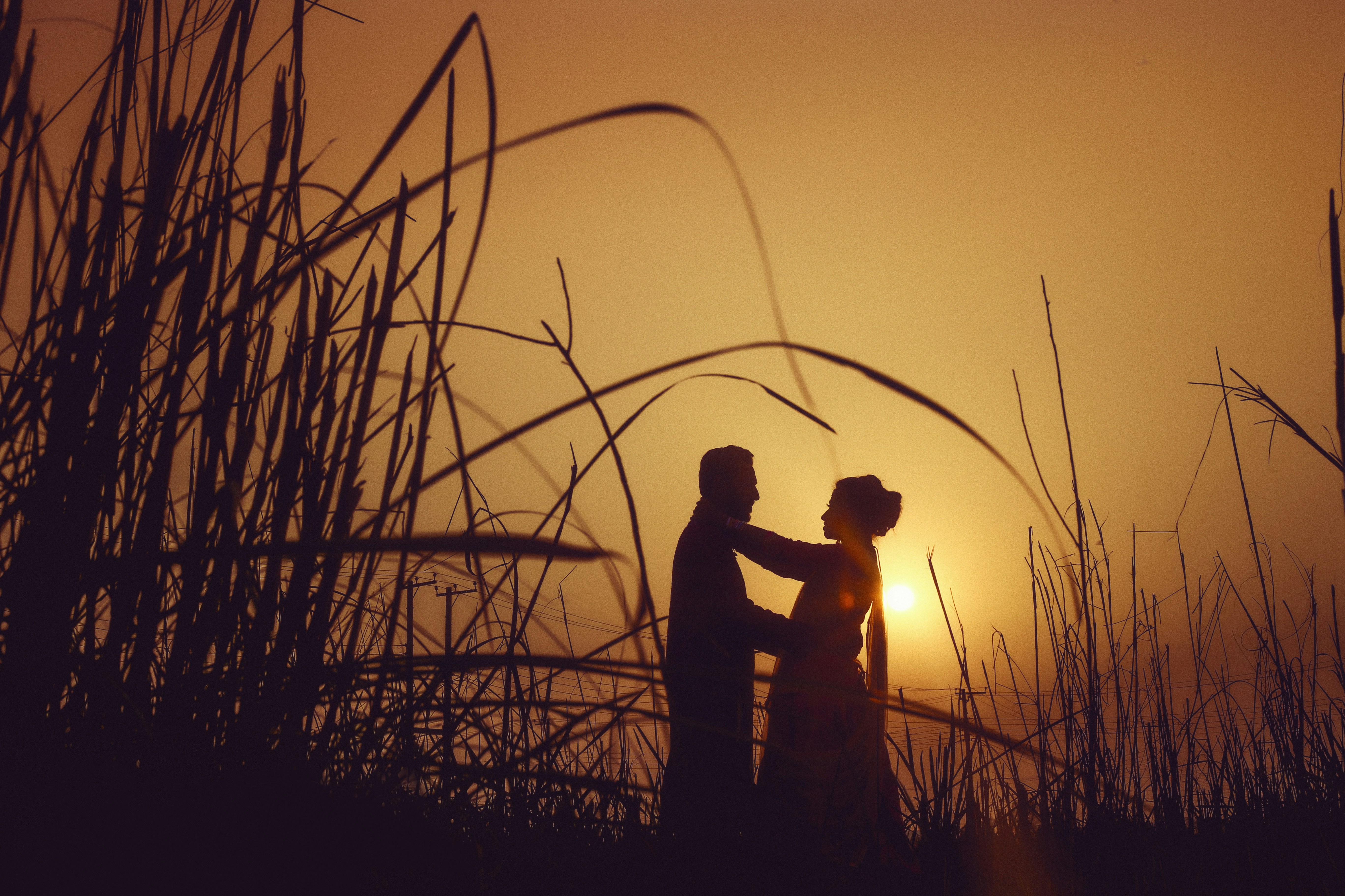 wedding couple dance, romantic couple sunset, ilustrasi artikel Capture Your Forever: Why a Wedding Videographer is a Must-Have 2