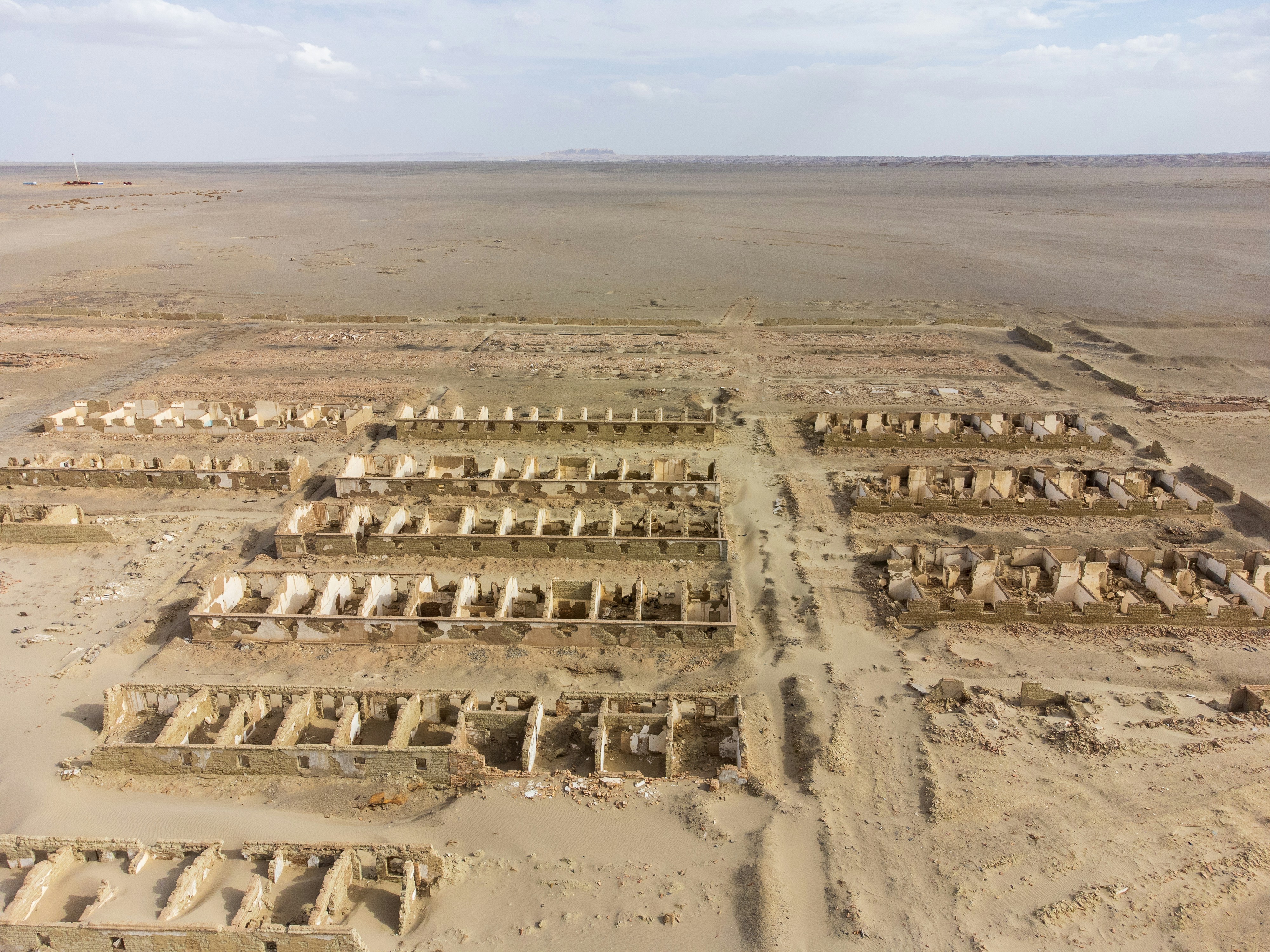 青海冷湖五号基地遗址航拍。Qinghai Lenghu, abandoned in the 1990s due to oil depletion