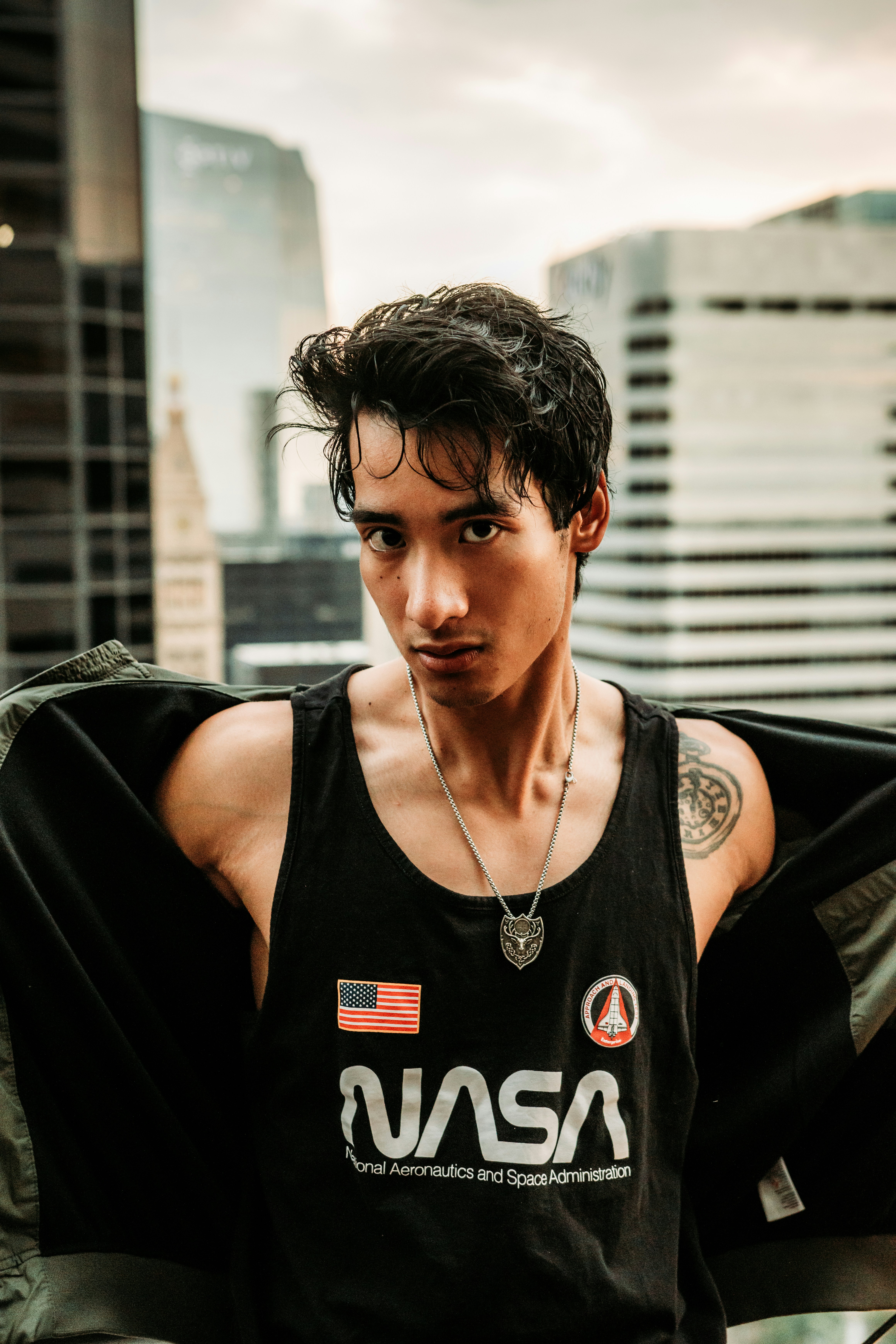 黒のタンクトップと黒のジャケットの女性の写真 Unsplashで見つける人間の無料写真