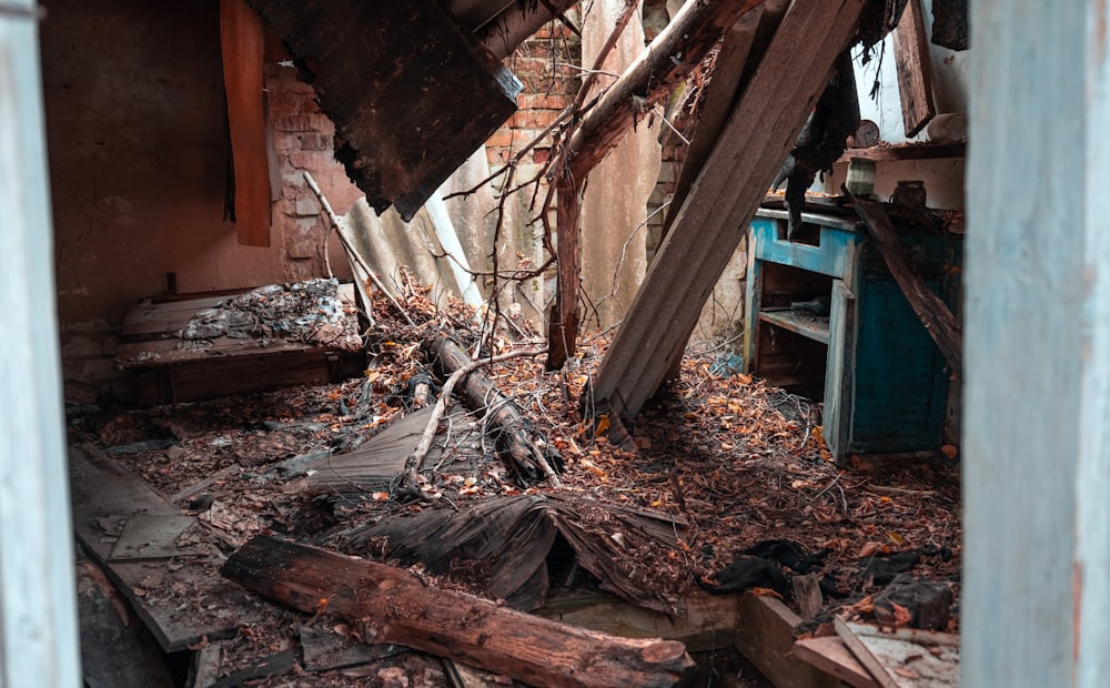 Braunes Holzhaus in der Nähe von braunen Ästen