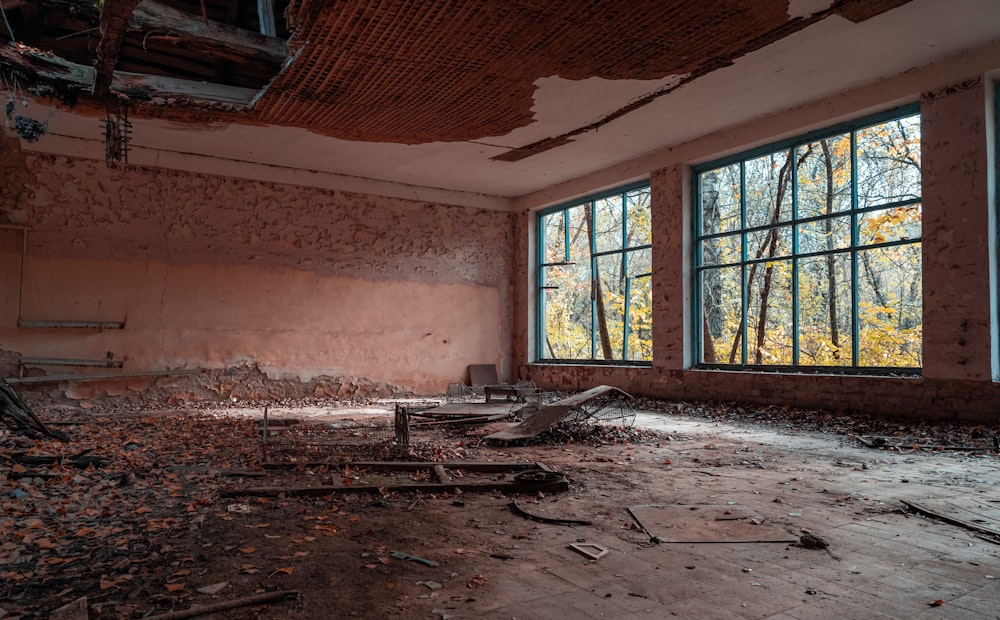 casa in cemento marrone con telaio in legno marrone