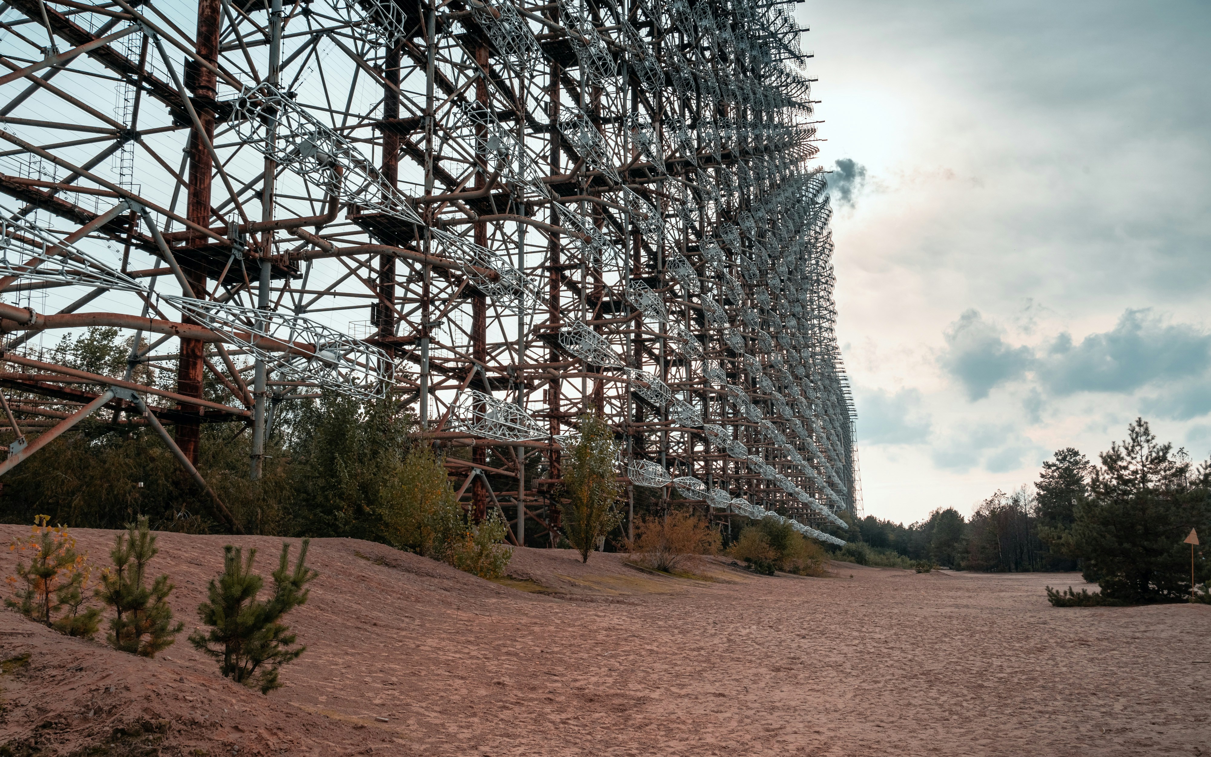 gray computer monitor