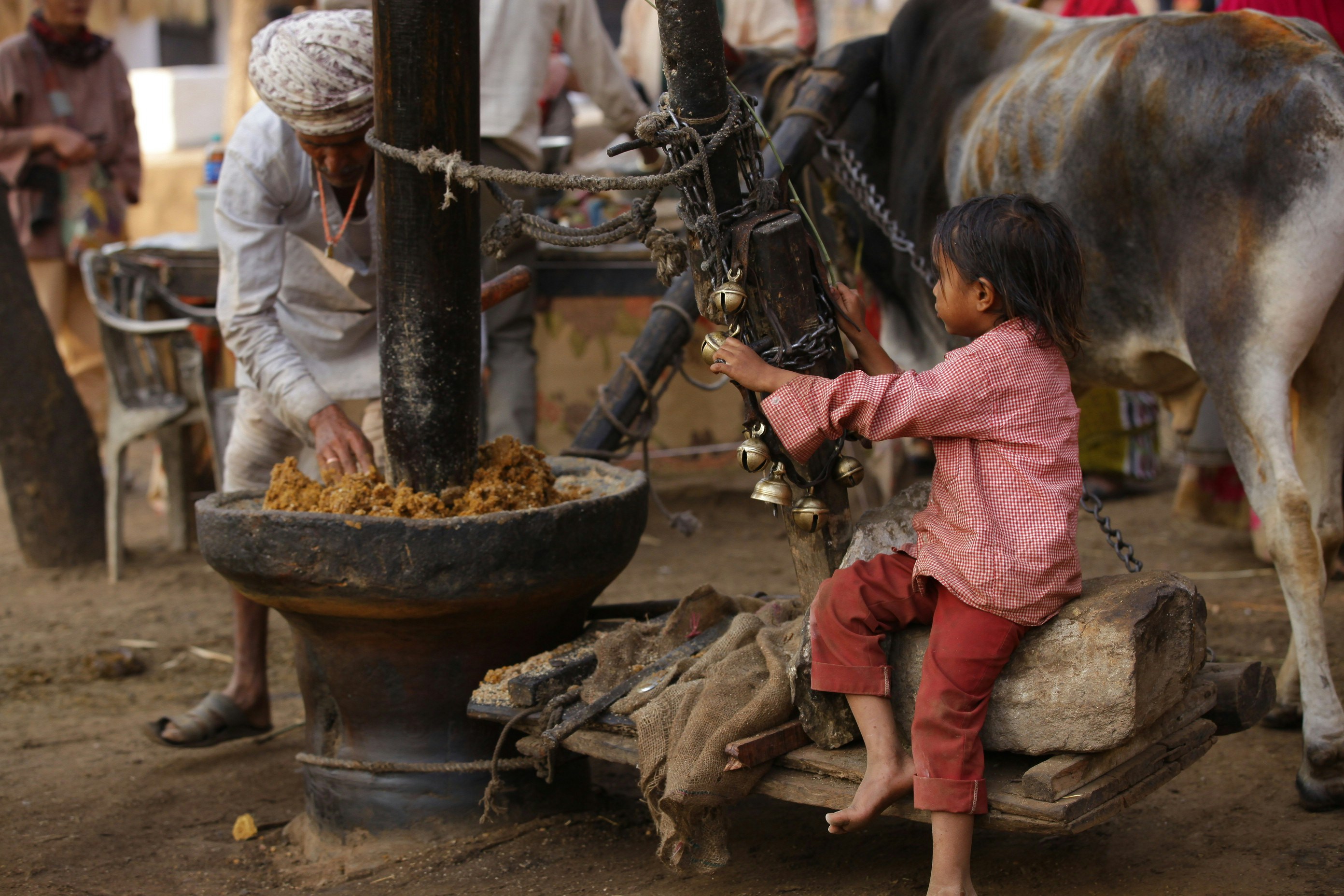 fille en veste rose tenant un tuyau en métal noir