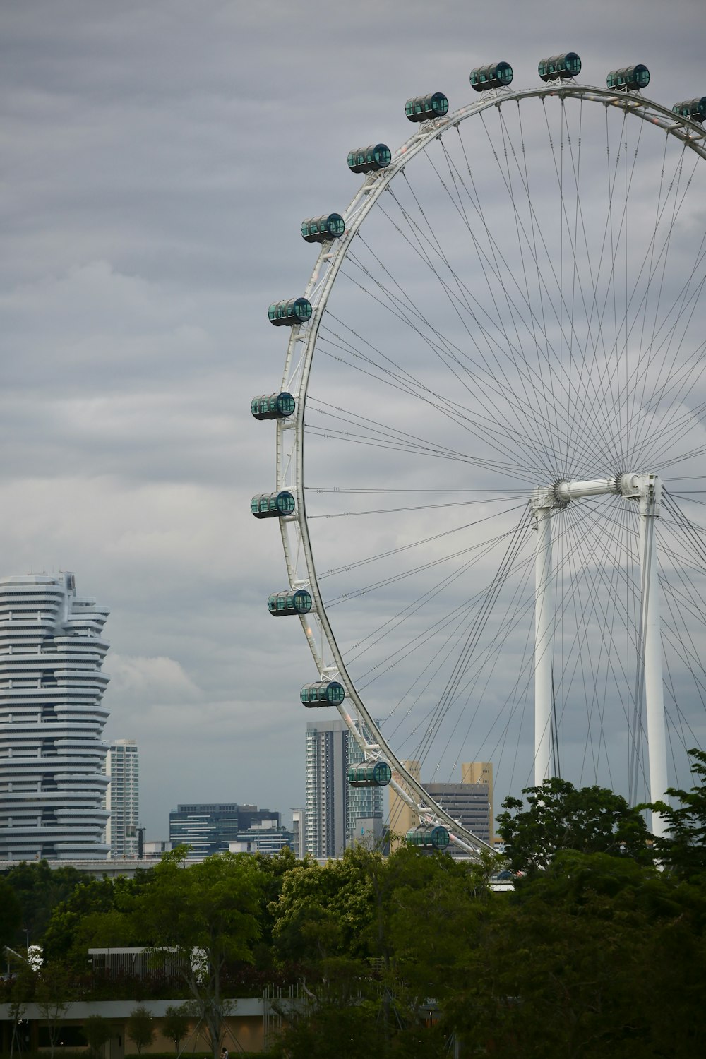 Grande roue blanche près des bâtiments de la ville pendant la journée