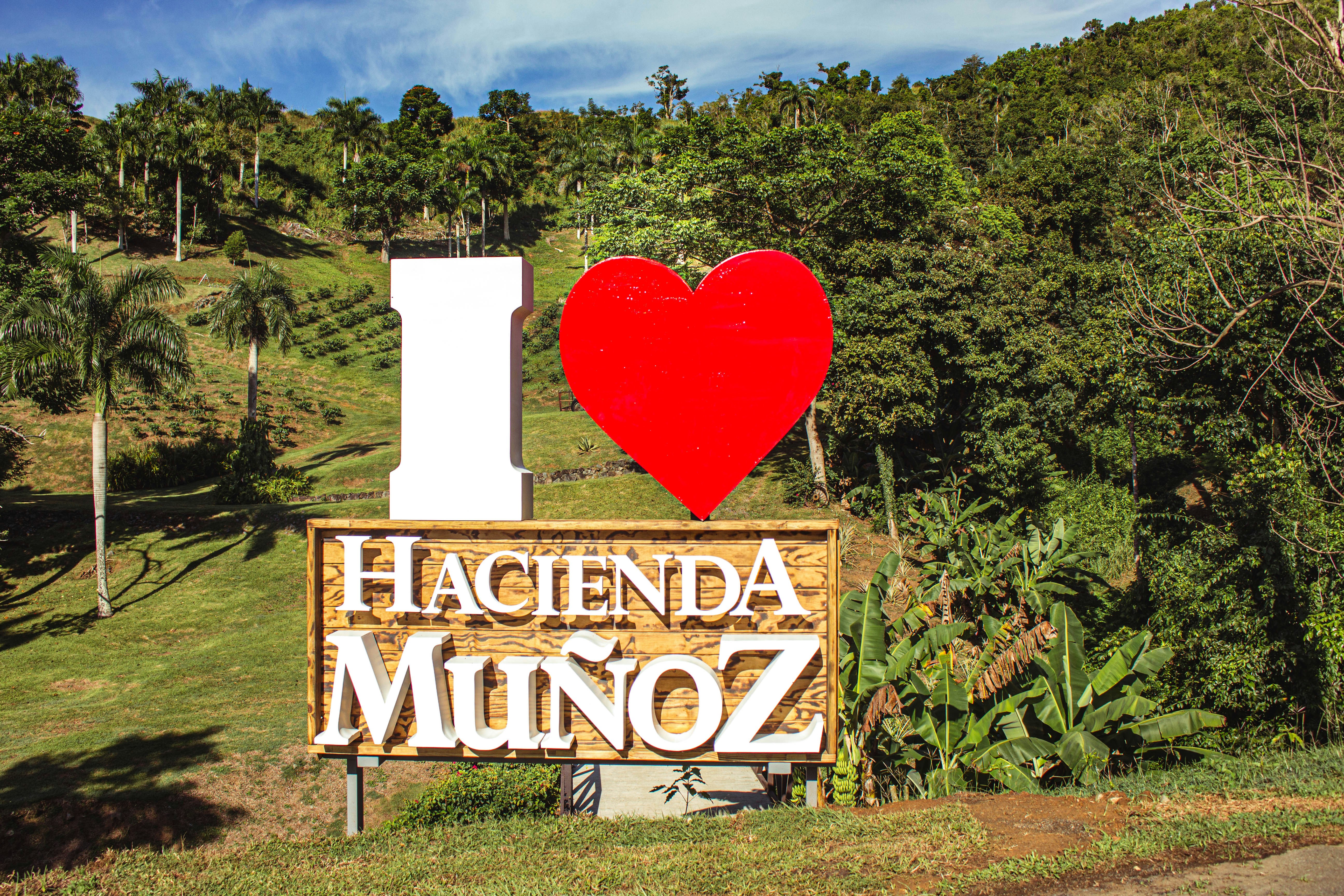 Señalización roja y blanca de bienvenida a la playa